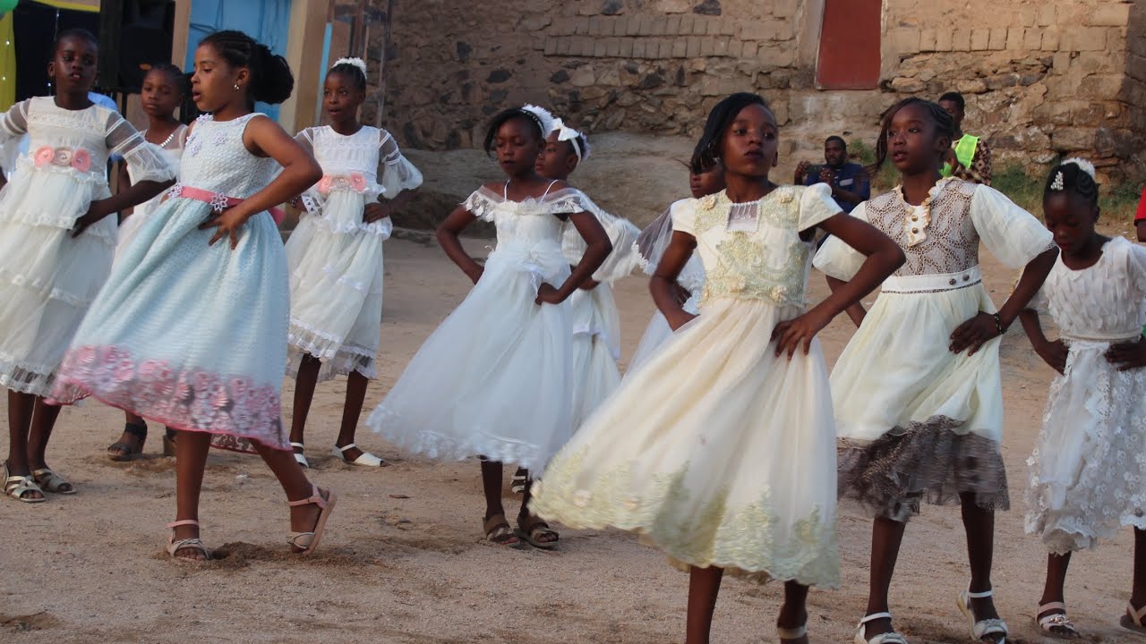 لنا حلم و طموح بأداء فرقة الزهور عين أمقل