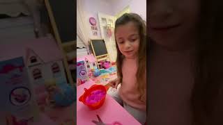 Ela gokidy slime setini hazırlıyor