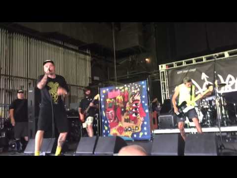 neck-deep---can't-kick-up-the-roots-live-warped-tour-2015