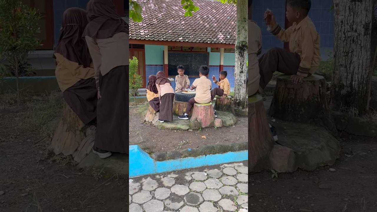 Ketika jam istirahat sekolah 