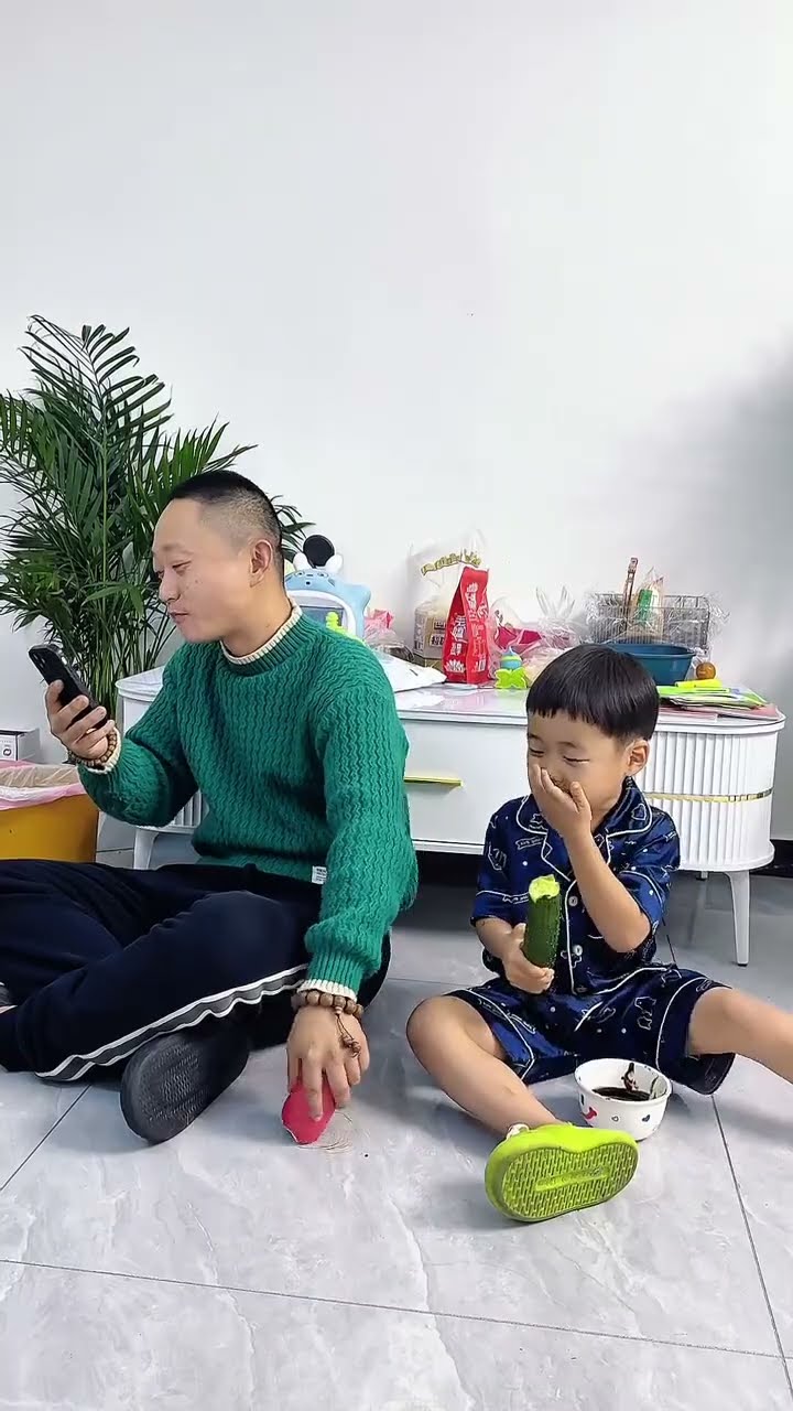 爸爸看手机入迷了，逗逗他！#Cute baby#Cute#呆萌小米宝#聪明宝宝#萌娃#整蛊#测试