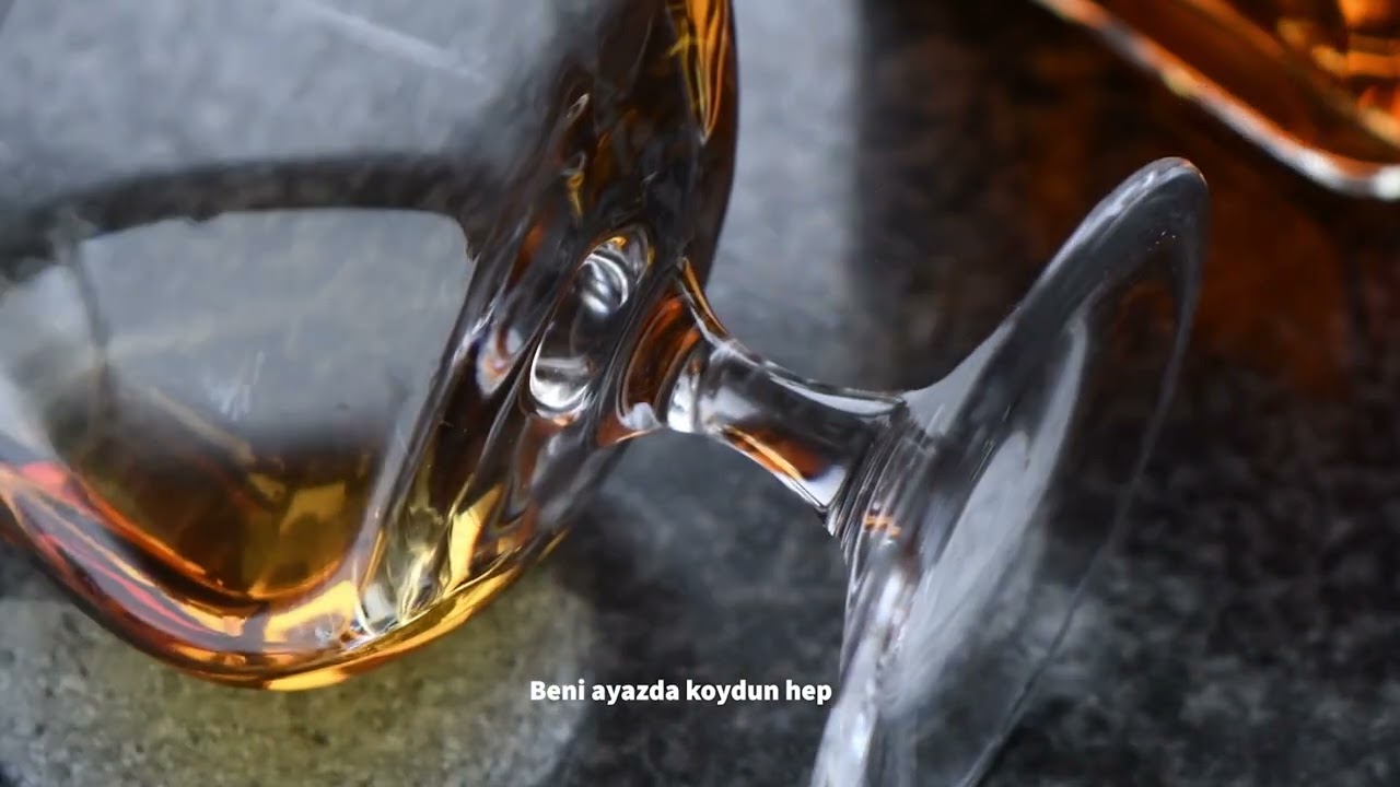 Kaldık Böyle - İçiyorum Her Gece (Lyric Music Video) auf YouTube ansehen Kaldık Böyle - İçiyorum Her Gece (Lyric Music Video) auf YouTube ansehen