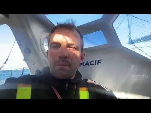 ⁣Sam profite des conditions agréables avant une nuit plus mouvementée
