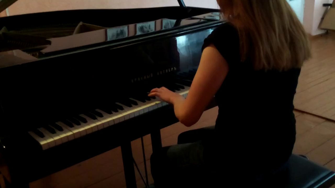 Сексапильная девица Karina L учится играть на пианино