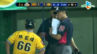 20131010 CPBL 獅VS象 5上 草總要求裁判檢查林志祥球棒,檢查後確認合乎規定
