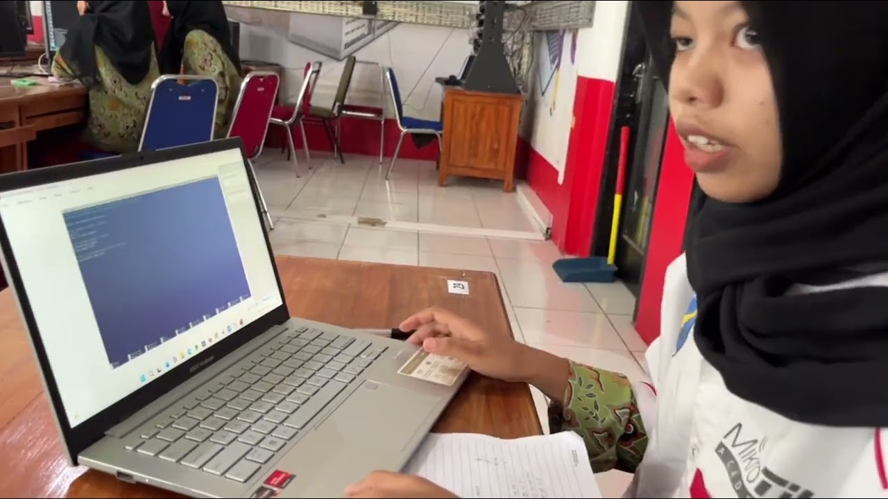 TUTORIAL MENGONFIGURASI DHCP SERVER DEBIAN 12 NAILA SULIS APRILIANI