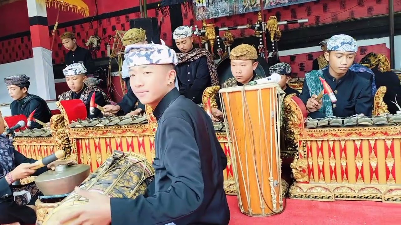 Penabuh gamelan Bali anak-anak suku Tengger