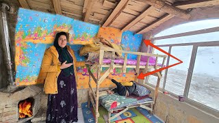 Download Lagu Installing insulation foam on the wall: A nomadic lady's luxury shelter MP3