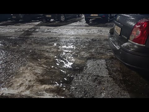 Лед по малките улици и тротоарите затруднява придвижването в Русе 