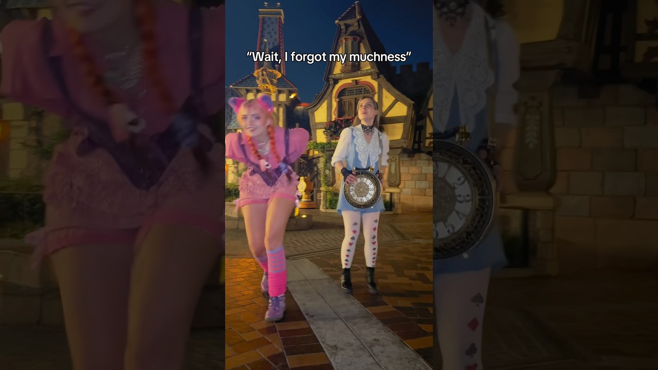 Cheshire Cat and Alice disneybound with @halcybella at @Disneyland 💕🕰️