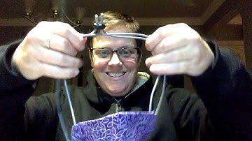 Adjustable tie with cord lock (demonstration)