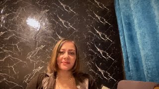 De vluchtige energie weet niet hoe hij zichzelf moet beheersen om niet met jou te communiceren