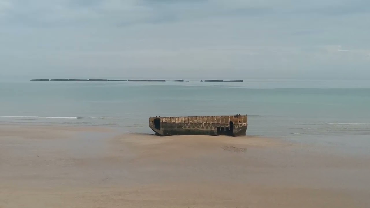 LA PLAGE DE ARROMANCHES LES BAINS EN NORMANDIE. LE 9 MARS 2026. 