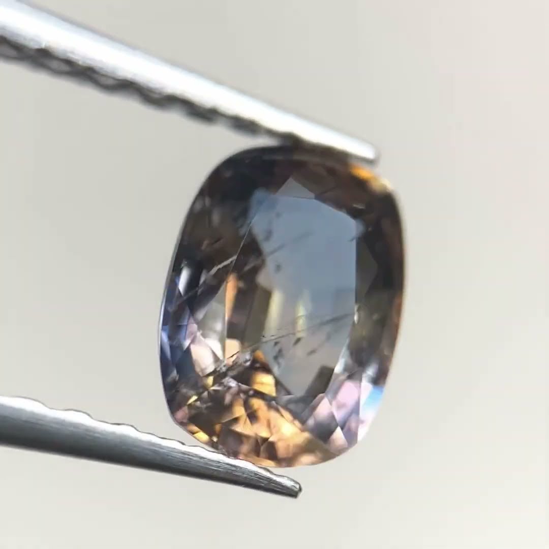 ブルーティントアキシナイト 0.83ct パキスタン産 - YouTube