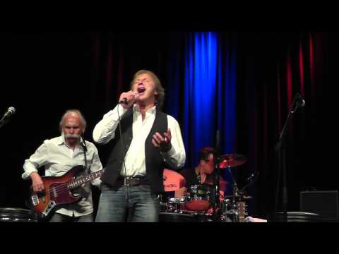PAVEIER | KONZERT "Er war der weißeste Mann am Strand"