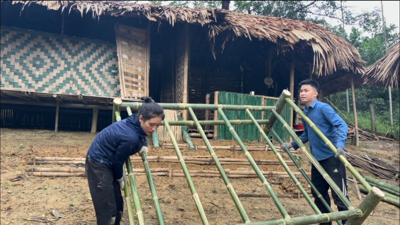 Kind man helps 17 year old single mother make bamboo bed and clean up garden - Ma Tieu Ly