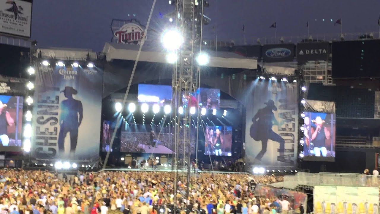Kenny Chesney - Drink It Up (Live at Target Field)