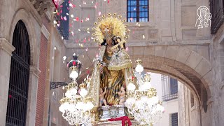 Lluvia de pétalos para despedir a la Virgen de los Desamparados