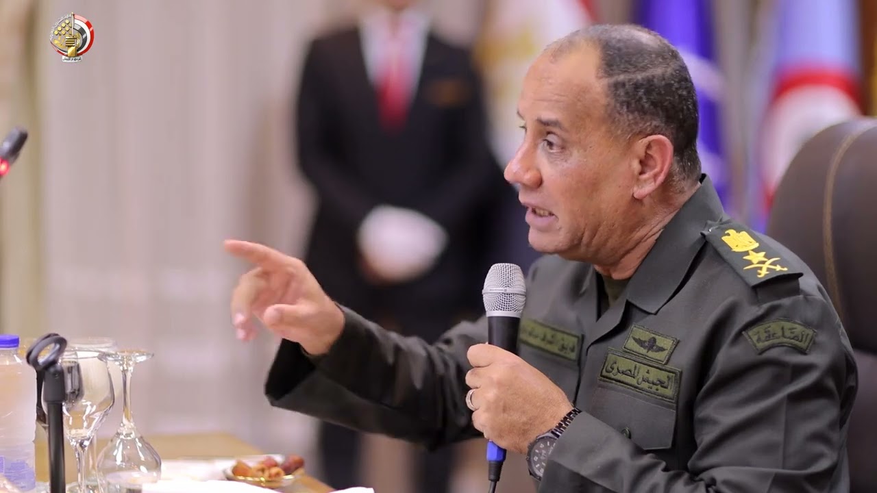 القائد العام للقوات المسلحة يلتقى عدداً من قادة الوحدات والوحدات الفرعية بالجيشين الثانى والثالث