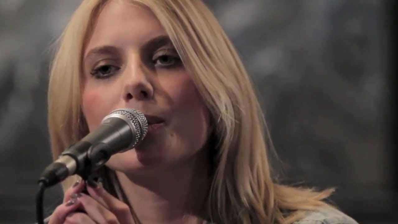 Mélanie Laurent - En t'attendant (W9 HOME Concerts)