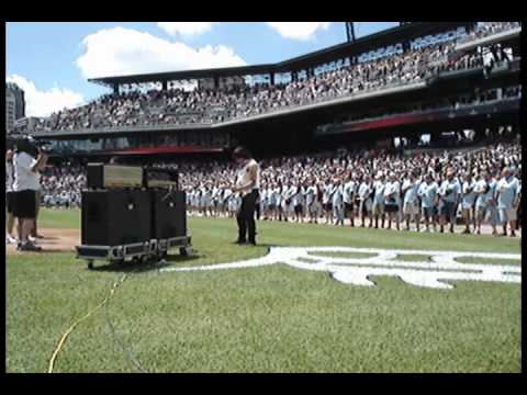 Legendary guitarist Jeff Beck performs the National anthem.