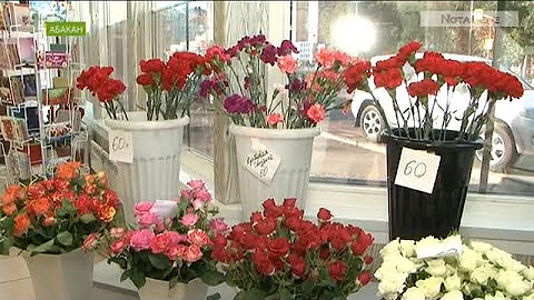 Абаканцы раскупают красные гвоздики