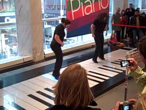 Carol of the Bells, FAO Schwarz Big Piano