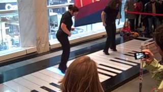 Video thumbnail of "Carol of the Bells, FAO Schwarz Big Piano"