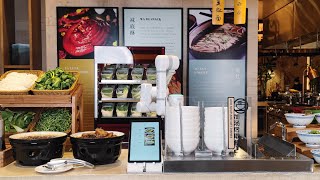 Lebai Robot is making noodles in Zhouzhuang Pullman Hotel.