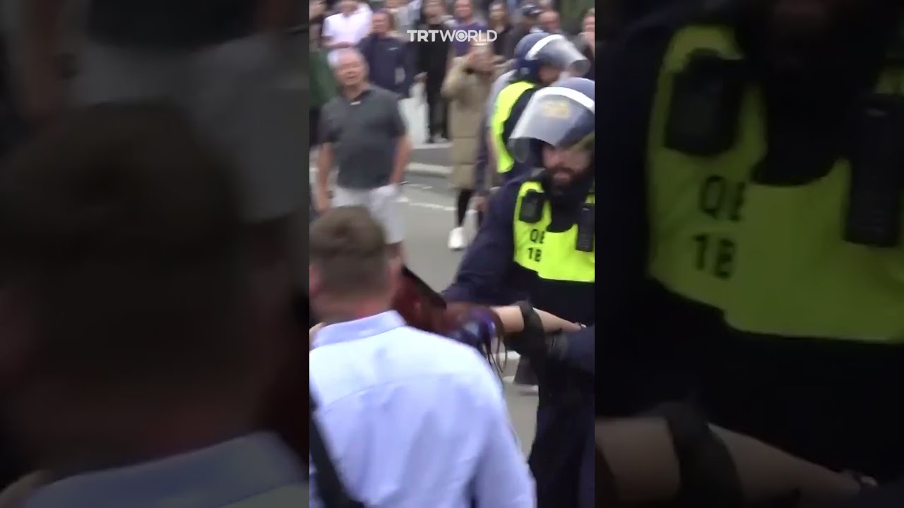 UK In Chaos Far Right Rioters Clash With Anti Racist Protesters And Police