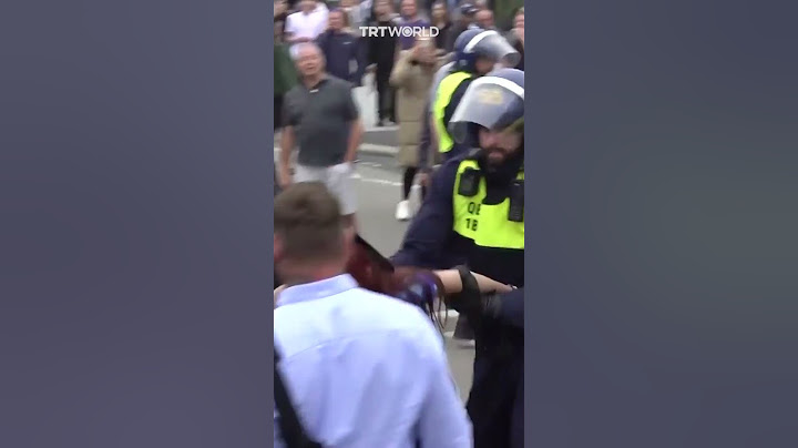 UK in chaos: Far-right rioters clash with anti-racist protesters and police