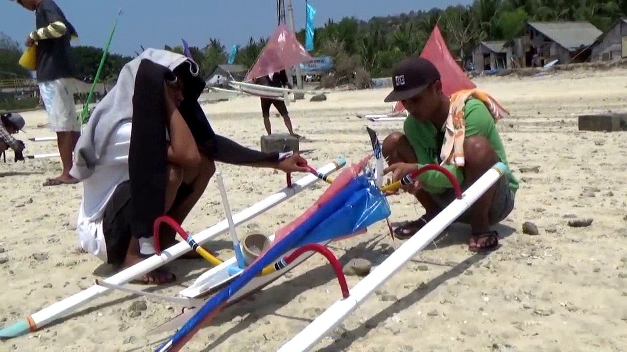 Serunya Lomba Perahu Layar Mini di Festival Nusa Penida 2015