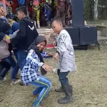 Goyang croser trail anak  kecil bikin greget