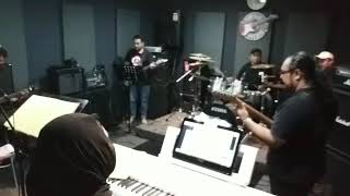 Download Lagu Semalam yang hangat Cover by Krung krang \u0026 The Geng MP3