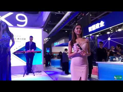 vivo X9展台 外国美女演唱 粤语歌《喜欢你》