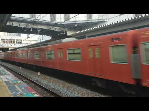 高槻駅を通過していく環状線の201系