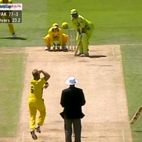 Shane Warne Vs Ijaz Ahmed - Clever Leg Spin Bowling