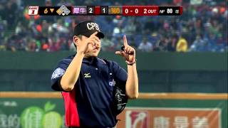 20131026 CPBL 犀牛VS獅 6下 泰山內野彈跳球遭刺殺 但送三壘的郭岱琦回家得分！