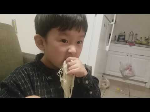 eating noodle with hands 국수 손으로 먹는 아이 손으로 국수 먹는 아이