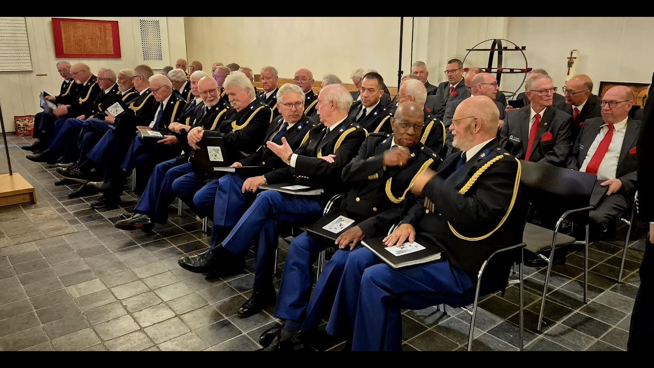Politiemannenkoor Gelderland en het Ettens Mannenkoor zetten de toon in de Catharinakerk.