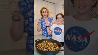 Очень вкусная жареная картошка с грибами и луком