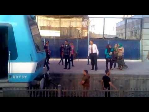 طالب بجامعه حلوان يوقف مترو الانفاق
