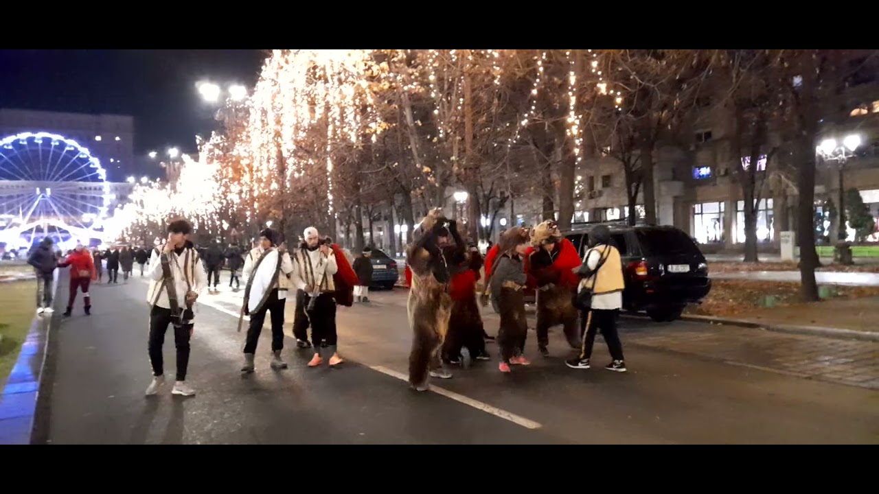 COLINDĂTORII IN DRUMUL SPRE TÂRGUL PIAȚĂ CONSTITUTIEI BUCUREȘTI ROMÂNIA