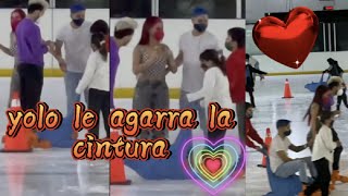 Yolo le agarra de la cintura a Mariana y se toman de la mano cuando estan patinando