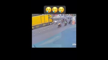 Sáng nay tại Cần Thơ: Ngã Tư Trần Hoàng Na - 3/2, xe máy đi thế thì chịu, lái xe máy tv tại chỗ😓