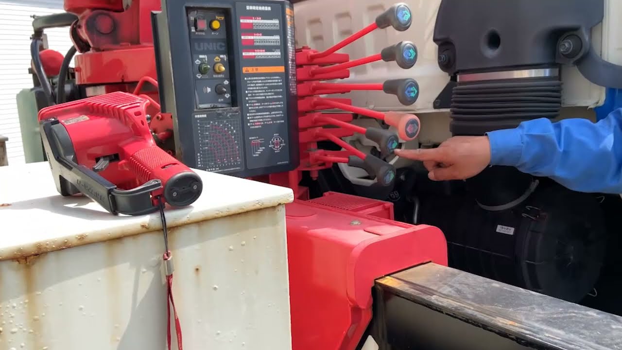 How to Operate a UNIC CRANE with remote control... #UNICCRANE#OPERATECRANE#OPERATECRANEWITHREMOTE