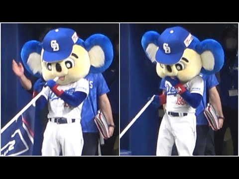 立浪監督を待つ間に遊んでいたら口を切ったらしいメンバー表交換のドアラ（笑） (2023/06/16)