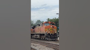 BNSF duo lead manifest through Naperville! #railway #railfan #train #bnsf #bnsftrains