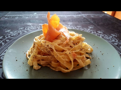 Video: Fettuccine Cu Somon în Sos De Brânză Albastră