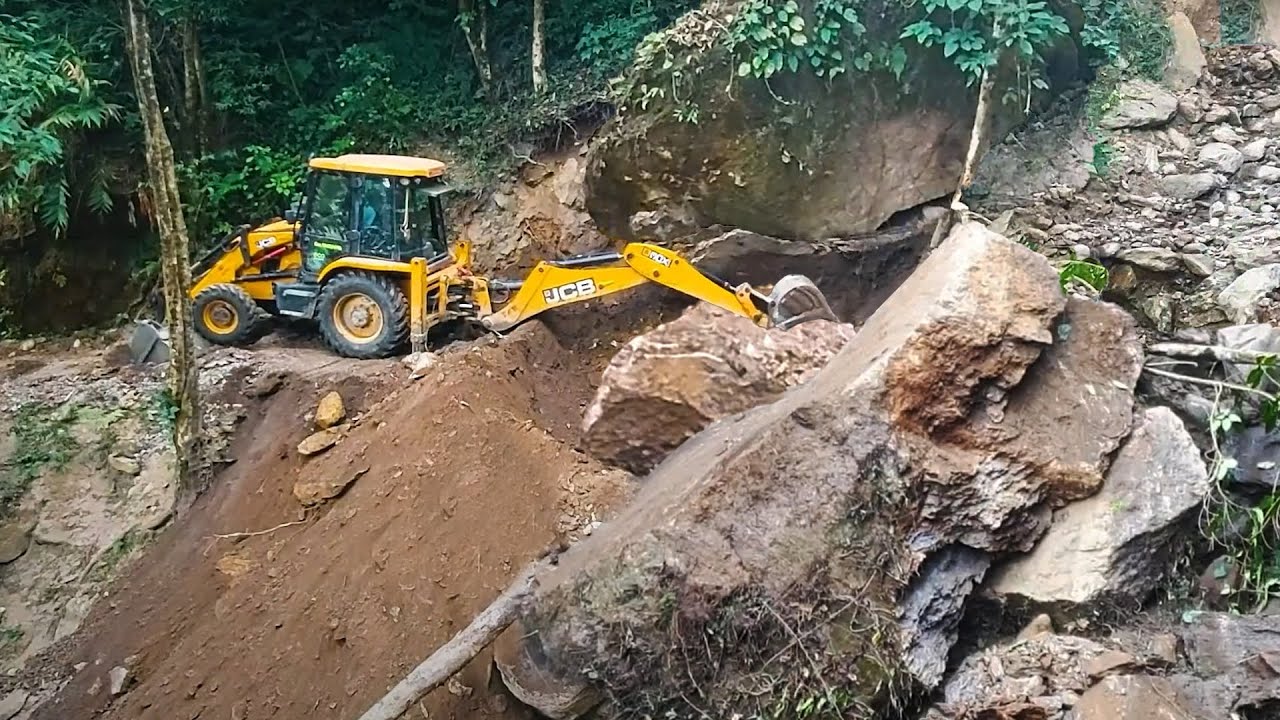Unbelievable Monsoon Landslide! JCB Risky Mountain Road Cleanup